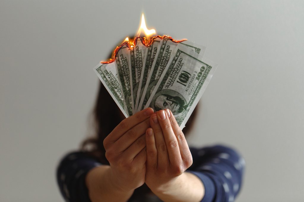 mujer quemando dólares